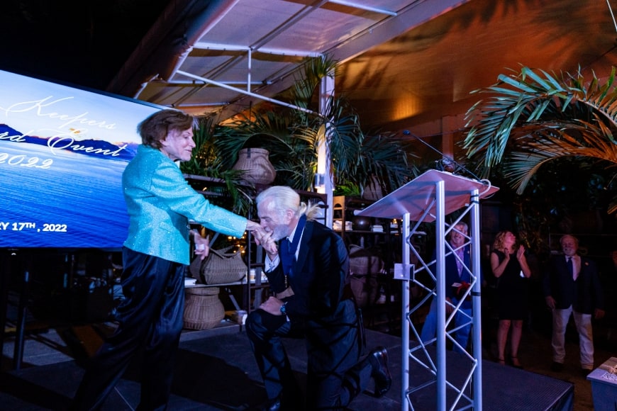 Victor Vescovo accepts award from Sylvia A. Earle