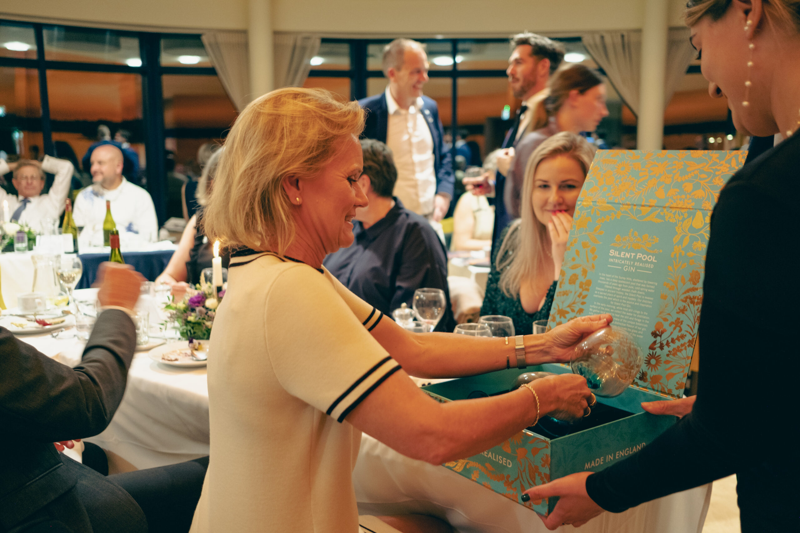 Ivonne Gamboa presenting Christina Sørensen Lötter with gift