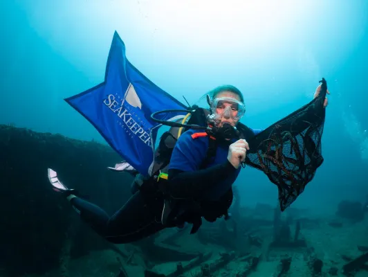 img dive against debris with sea experience